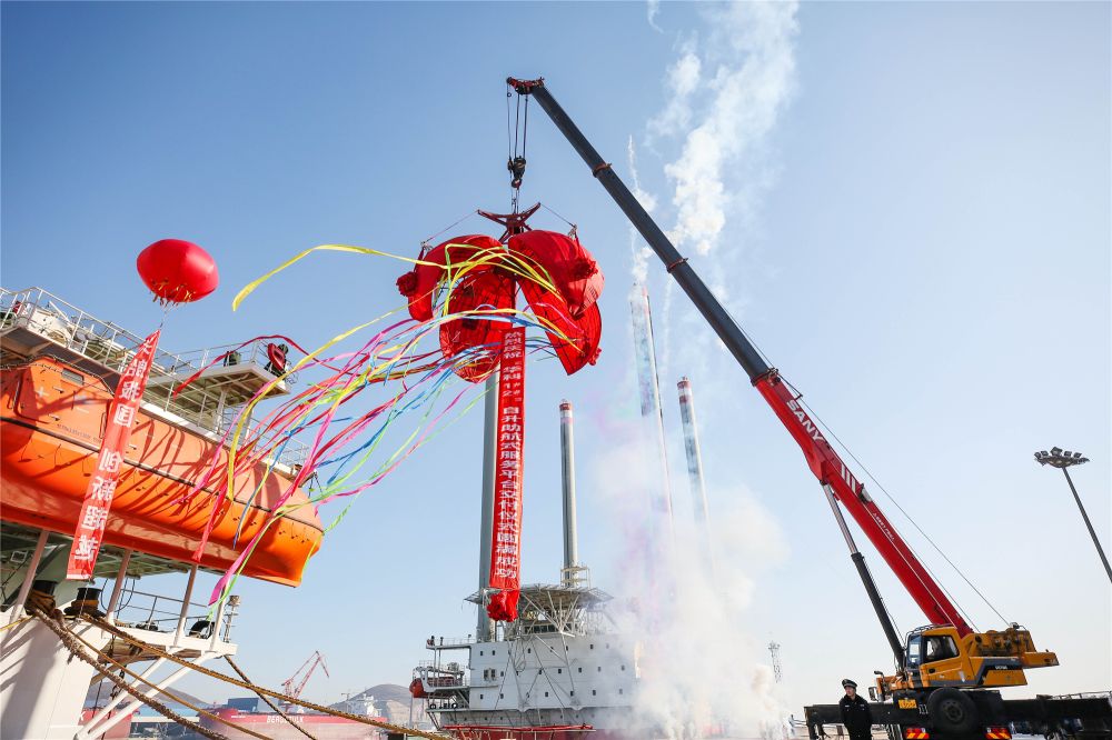 渤船重工建造的華科1號(hào)、2號(hào)自升助航式作業(yè)平臺(tái)命名交工